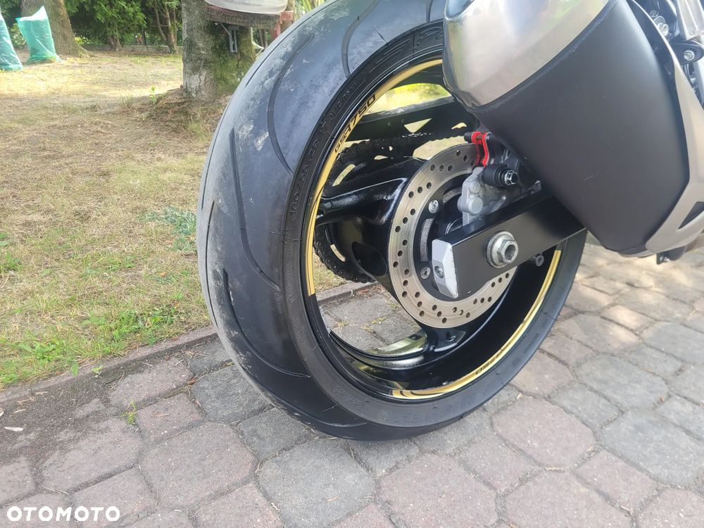Suzuki GSR - 13