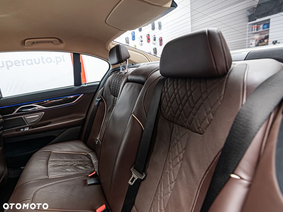 BMW Seria 7 740d xDrive - 28