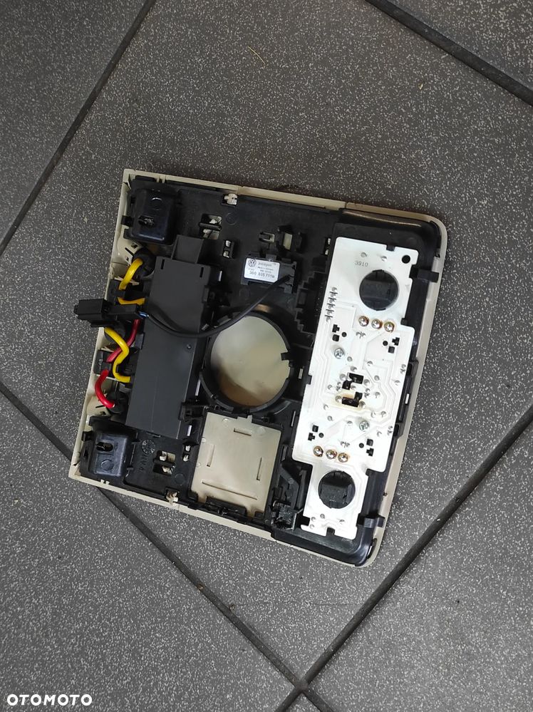 SKODA SUPERB 2 LAMPKA PODSUFITKI OŚWIETLENIE WNĘTRZA AMBIENTE 3T0947105H WYSYŁKA !!!!! - 2