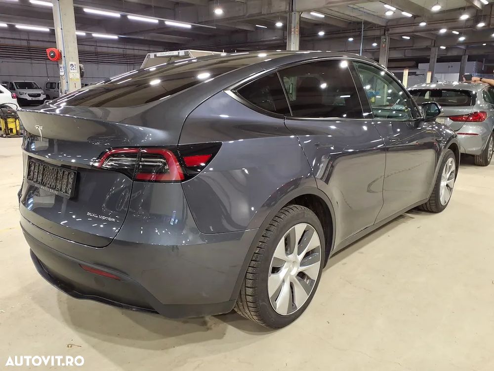 Tesla Model Y - 3
