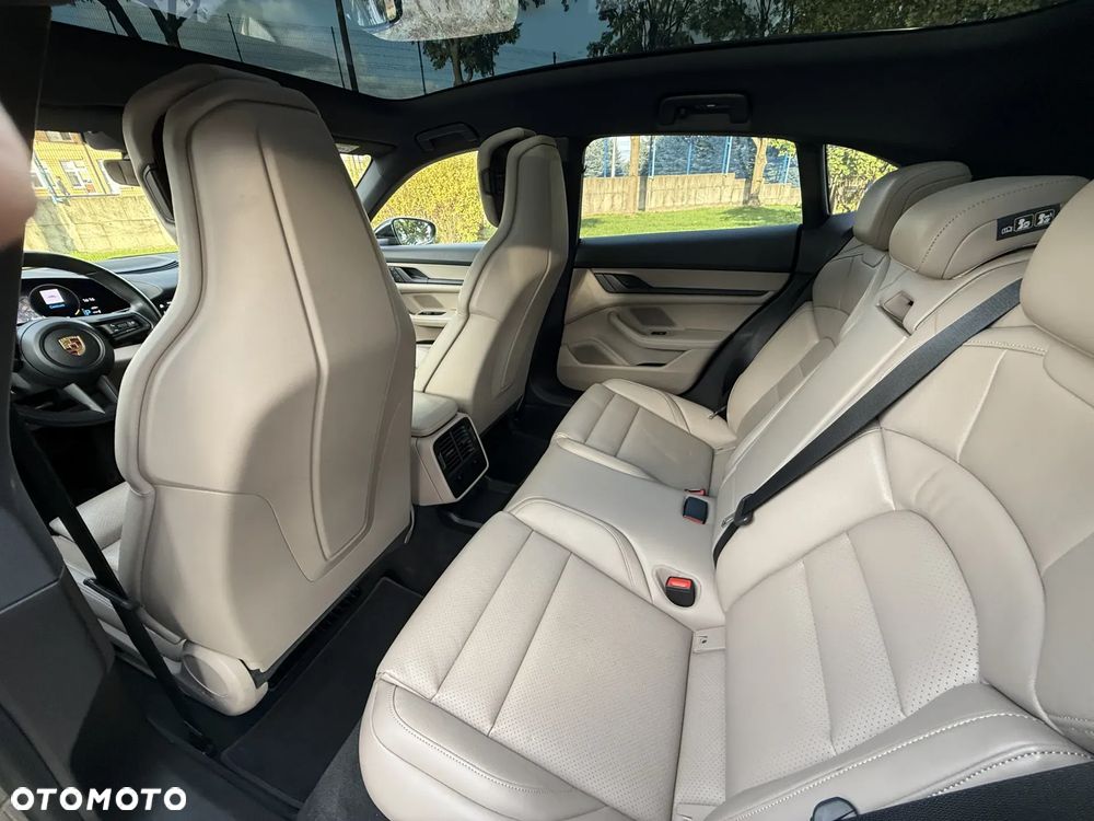 Porsche Taycan 4 Cross Turismo - 12