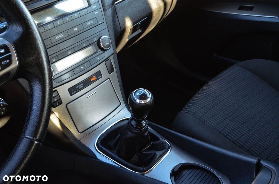 Toyota Avensis 1.8 Comfort - 40