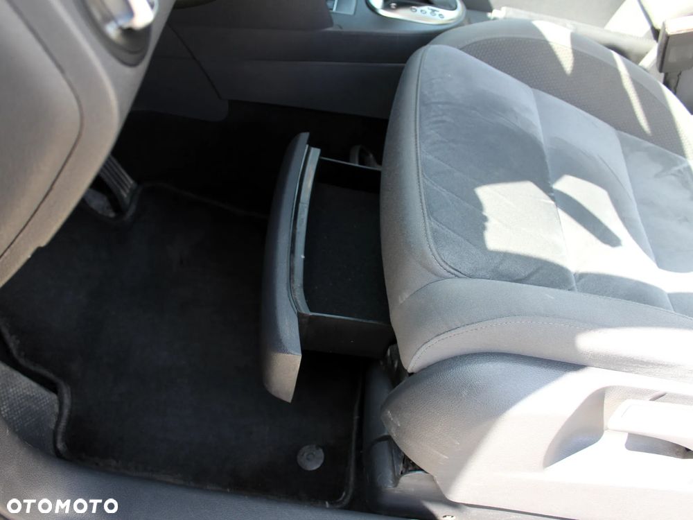 Volkswagen Touran 2.0 TDI DPF Highline DSG - 25
