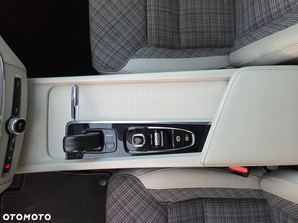 Volvo XC 60 B4 D AWD Momentum Pro - 31
