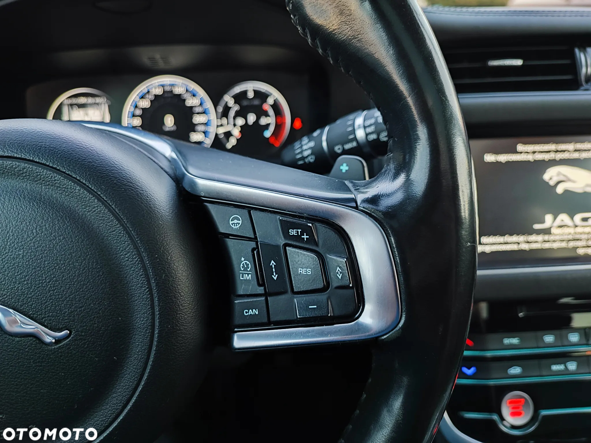 Jaguar XF 30d Sportbrake Portfolio - 28
