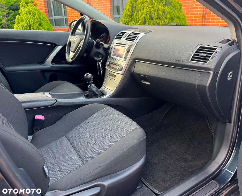 Toyota Avensis 1.6 Premium - 12