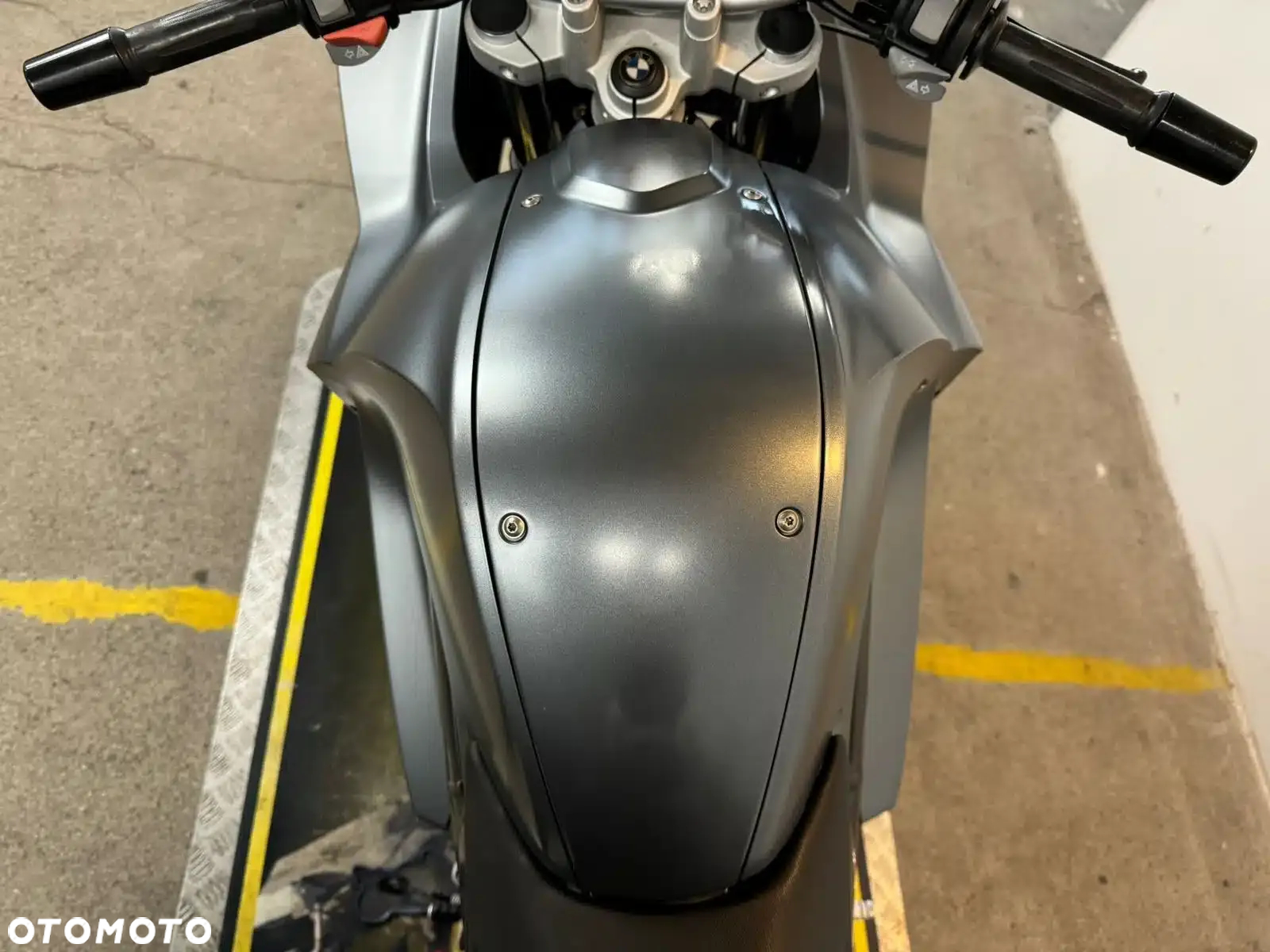 BMW F - 25