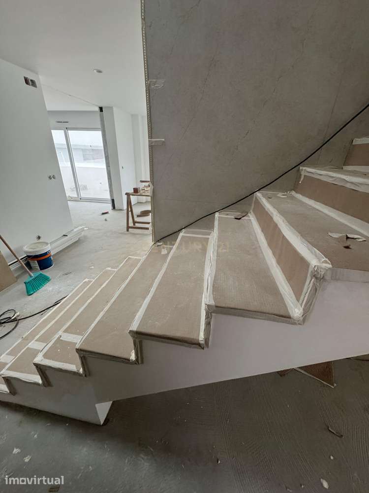 Moradia T4 contemporânea NOVA com 3 pisos em Trajouce, São Domingos de - Grande imagem: 5/21