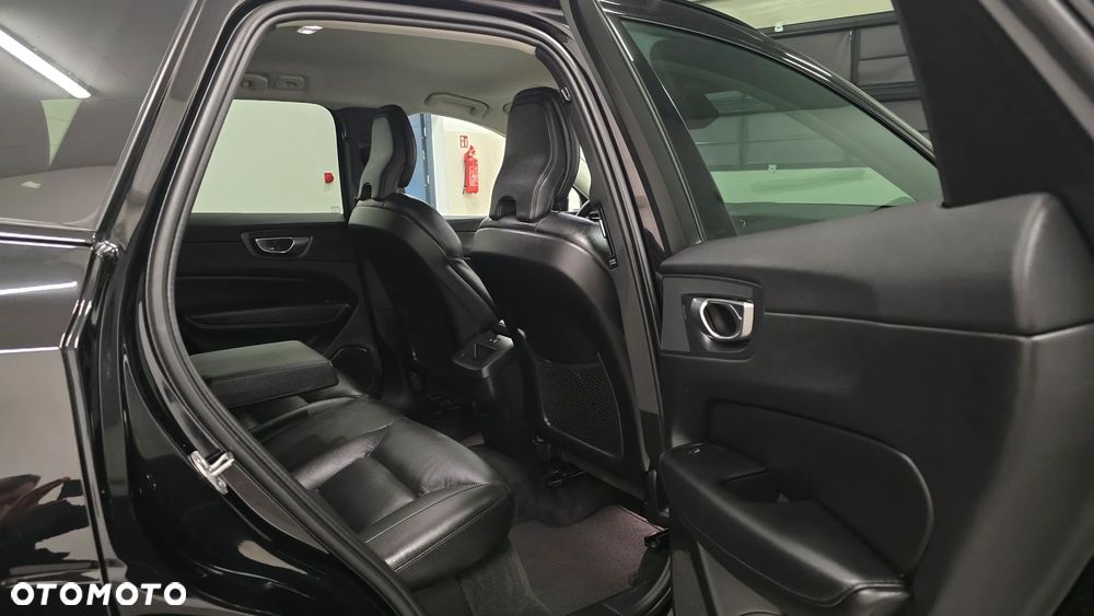 Volvo XC 60 B4 D Plus Dark - 8
