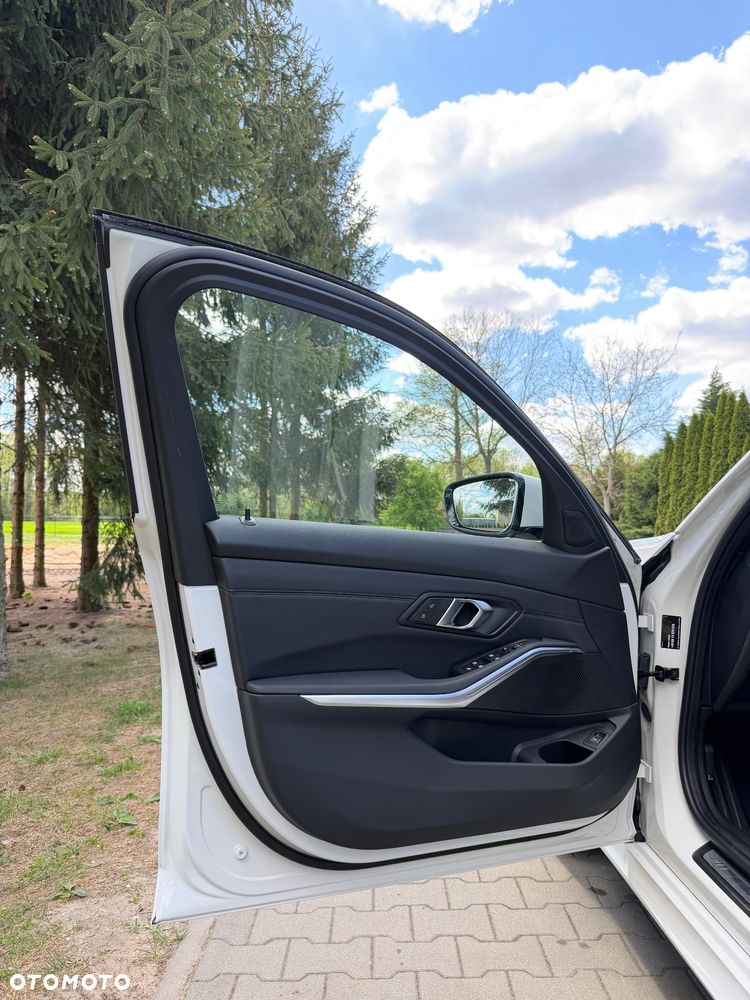 BMW Seria 3 320i M Sport - 13