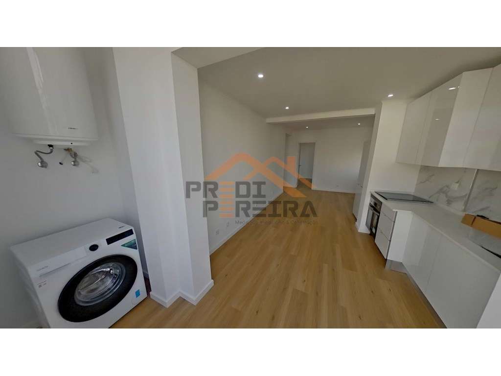 Situado na Reboleira, apartamento T1, remodelado. - Grande imagem: 2/22