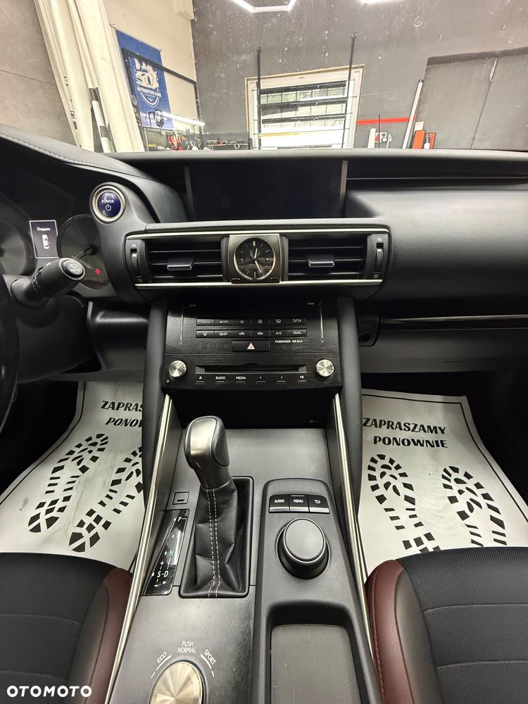 Lexus IS 300h Elegance EU6 - 15