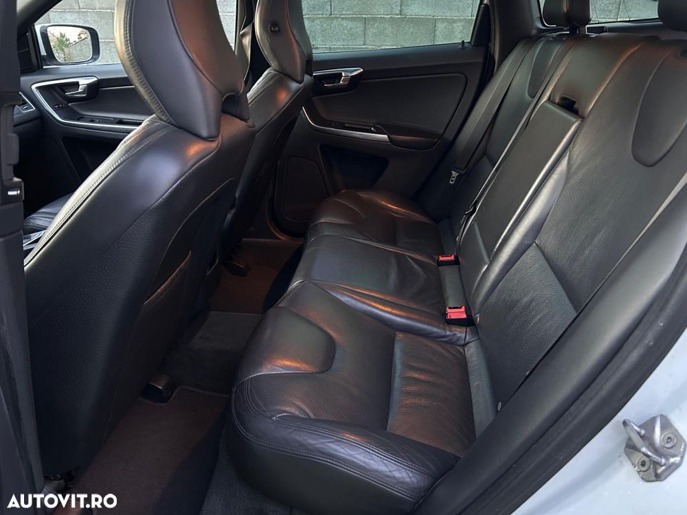 Volvo XC 60 D5 AWD Momentum - 6