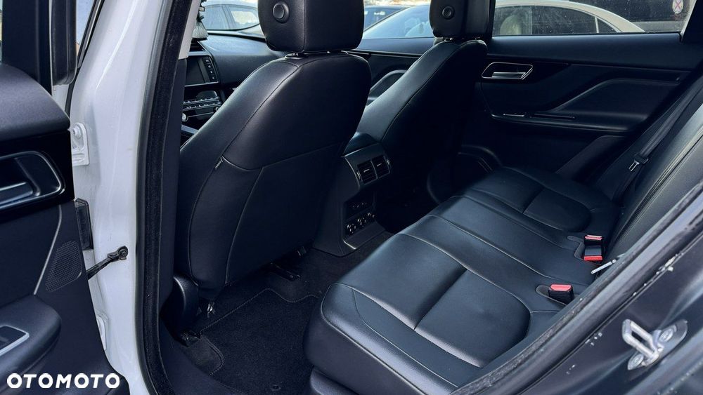 Jaguar F-Pace - 8