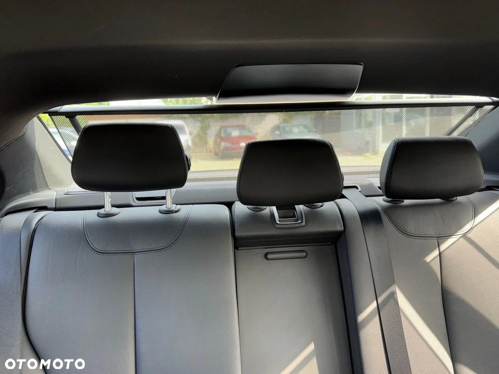 BMW Seria 3 328i Sport-Aut Sport Line - 32
