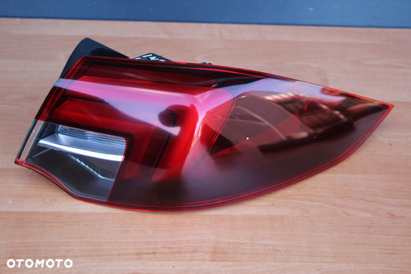 LAMPA PRAWY TYŁ TYLNA PRAWA W BŁOTNIK OPEL INSIGNIA B HATCHBACK EUROPA 39125832
