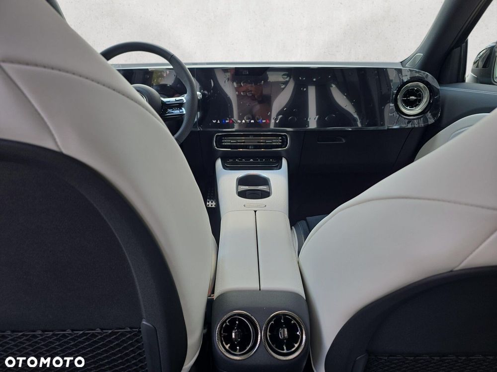 Mercedes-Benz GLB - 14