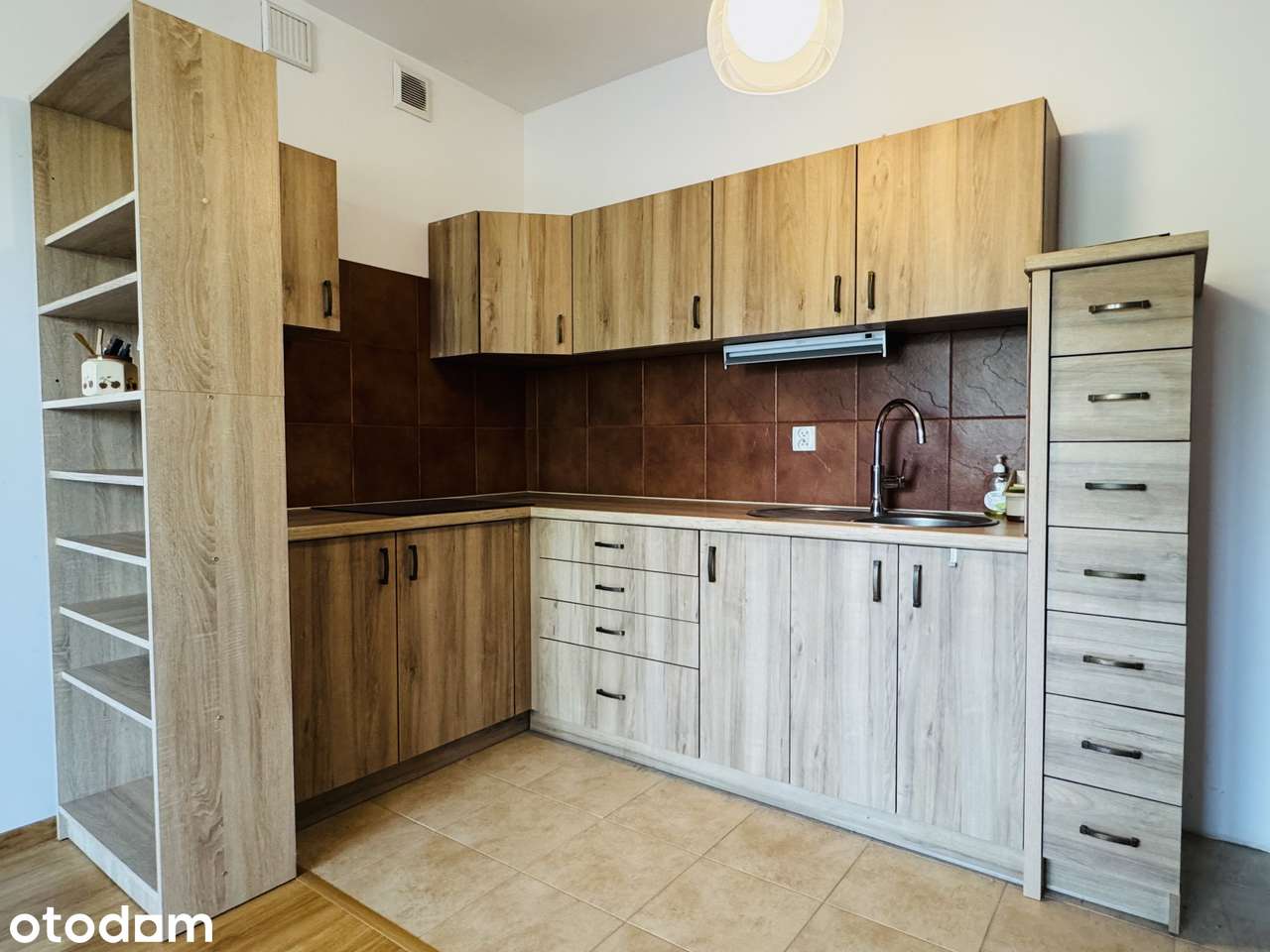 2. Pokoje, duży balkon, cicha okolica.
