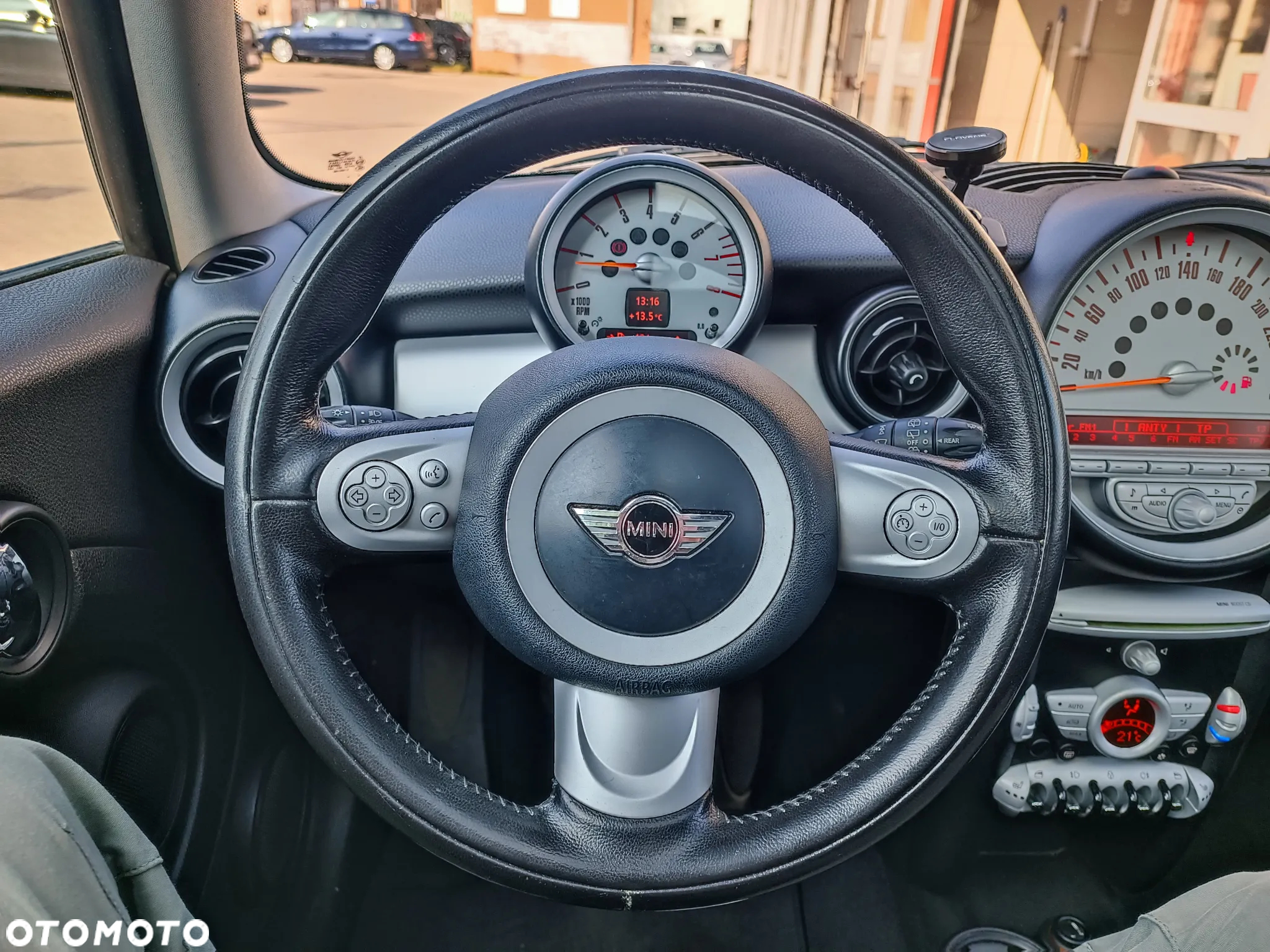 MINI ONE Standard - 16