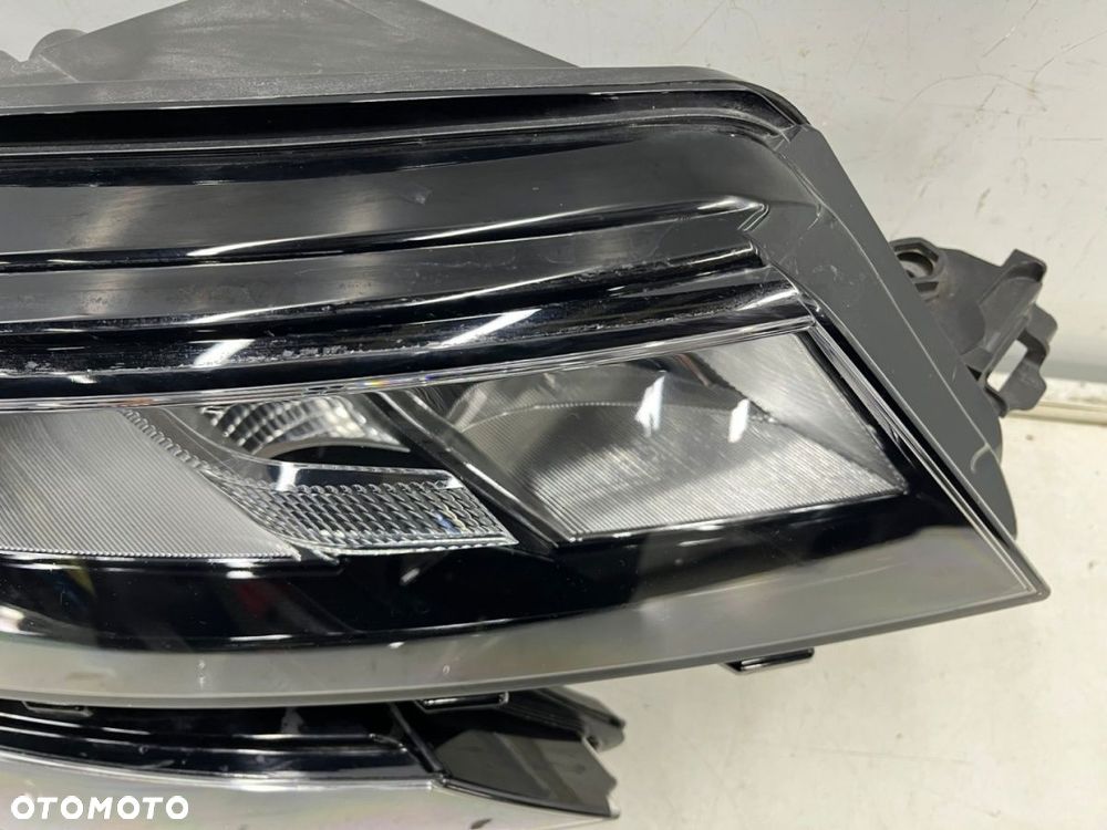 Lampa reflektor Skoda Kodiaq I 16-19r. PRAWA przednia zwykła na żarówki pasek DRL LED prawy przód Eu - 9