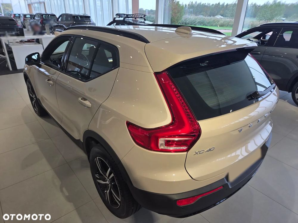 Volvo XC 40 B4 Plus Black Edition - 18
