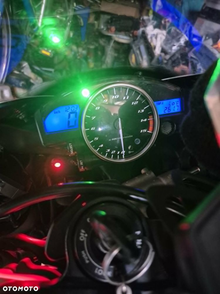 Yamaha R1 - 4