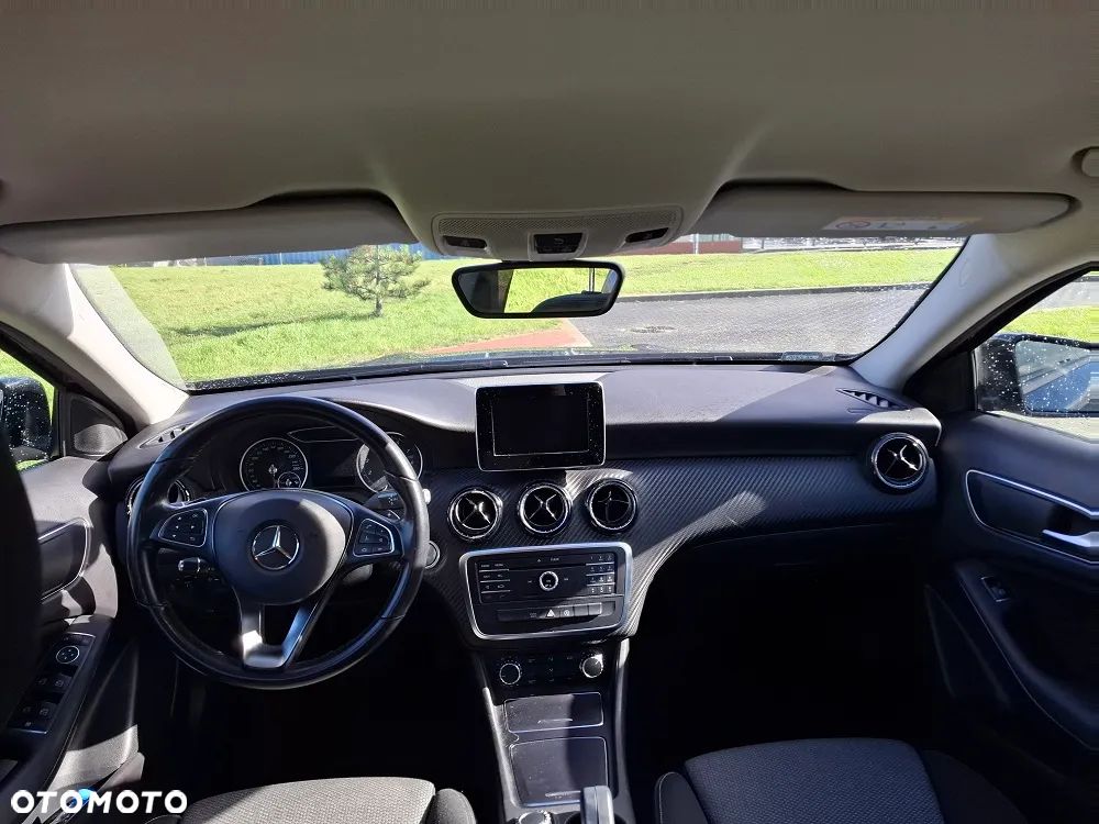 Mercedes-Benz GLA 180 7G-DCT Urban - 19