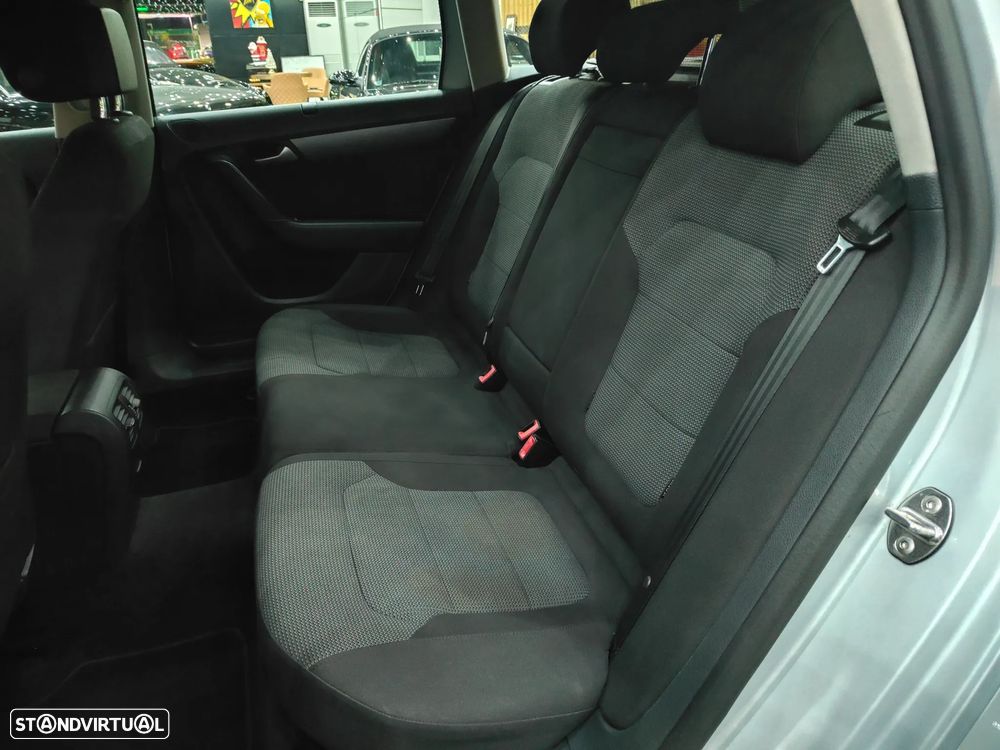 VW Passat Variant 1.6 TDI Confortline Navig - 16