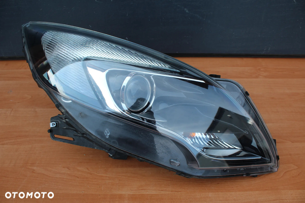 LAMPA PRAWA PRZEDNIA SOCZEWKA OPEL ZAFIRA C EUROPA ORYGINALNA !!!BARDZO ŁADNA!!! DEMONTAŻ 13399859