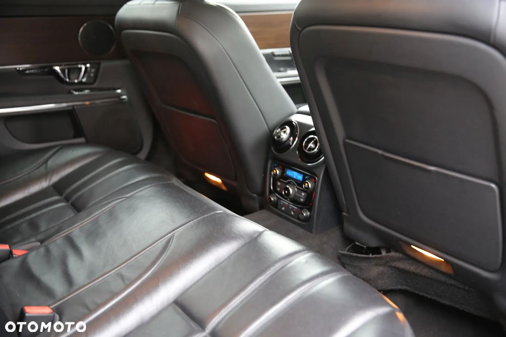 Jaguar XJ 3.0 D V6 Premium Luxury - 14