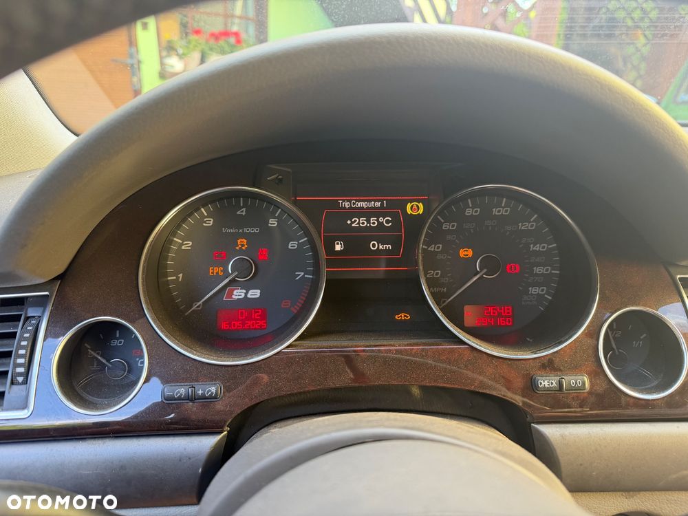Audi A8 4.2 Quattro - 6