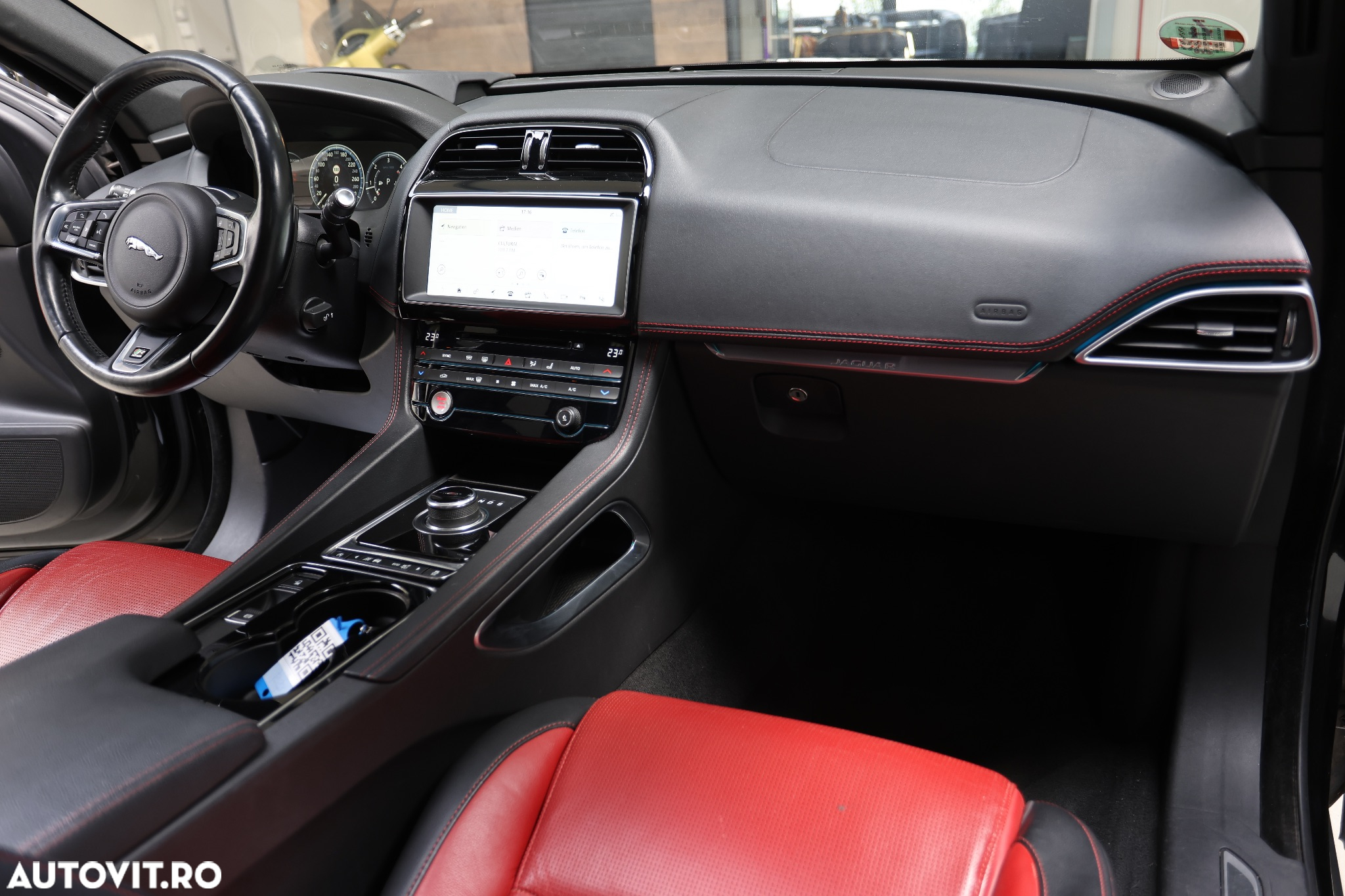 Jaguar F-Pace D165 AWD R-Dynamic S - 30