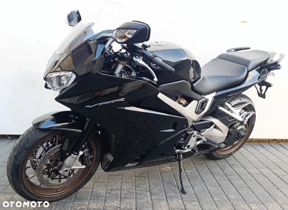 Honda VFR - 3