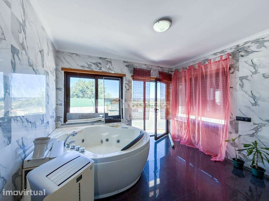 Moradia T4+2 com Piscina, 3 Garagens e Vista Deslumbrante para o Ri... - Grande imagem: 5/50