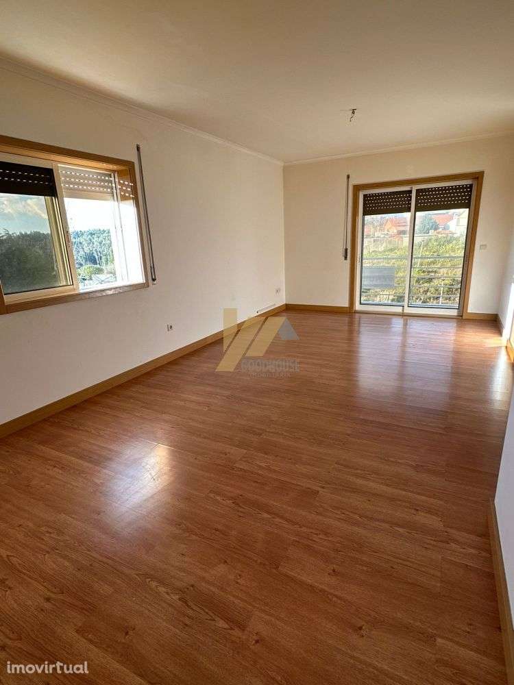 Apartamento T2 de duas frentes com garagem e elevador - Grande imagem: 2/14