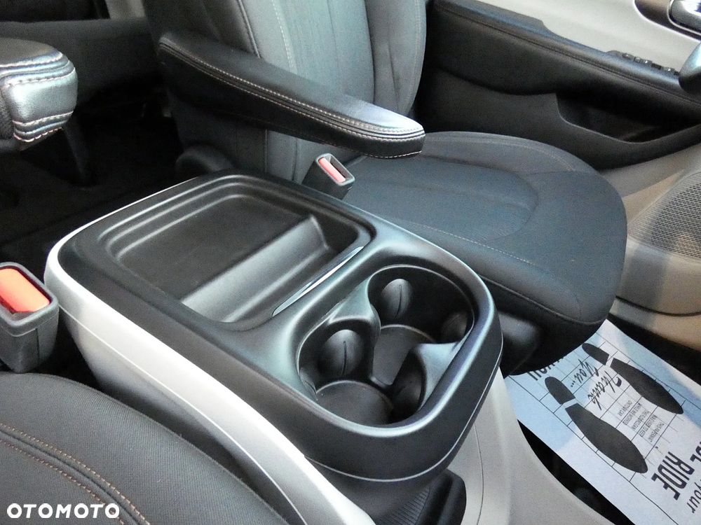 Chrysler Pacifica - 25