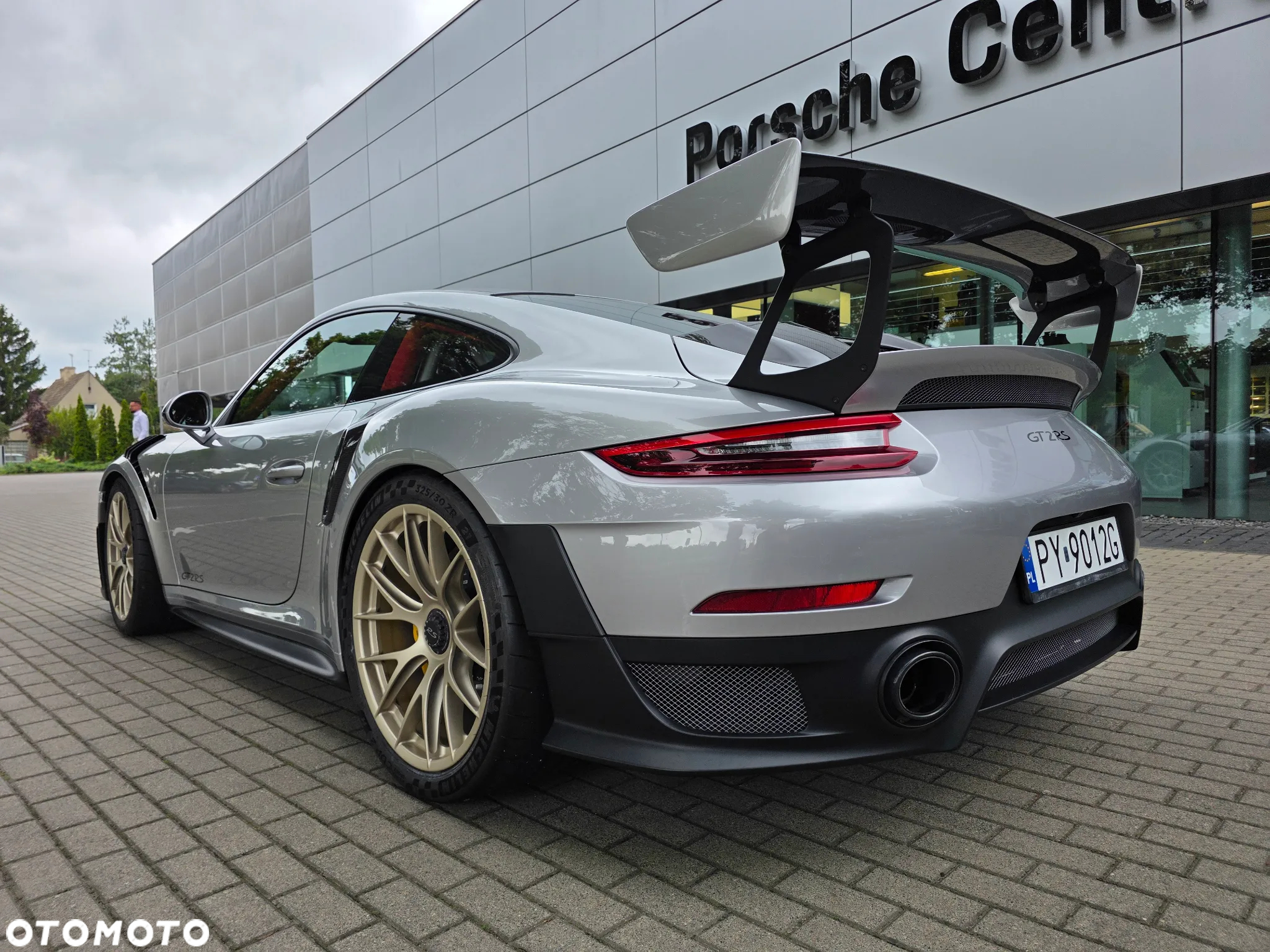 Porsche 911 GT2 RS - 11