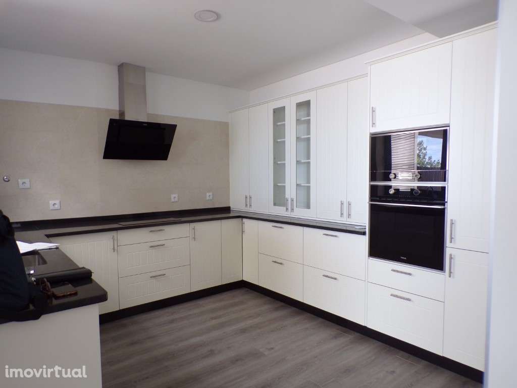 Apartamento T2, em primeira linha, com vista mar na marginal, em Se... - Grande imagem: 3/30