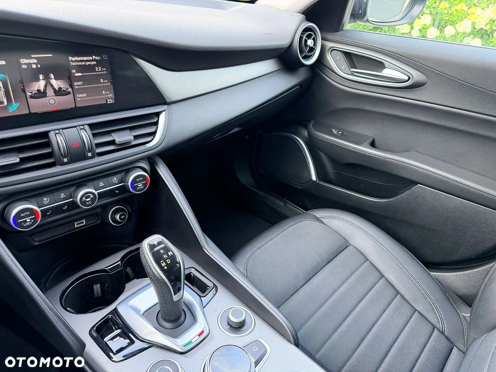 Alfa Romeo Giulia ver-2-0-turbo-16v-at8-sprint - 13