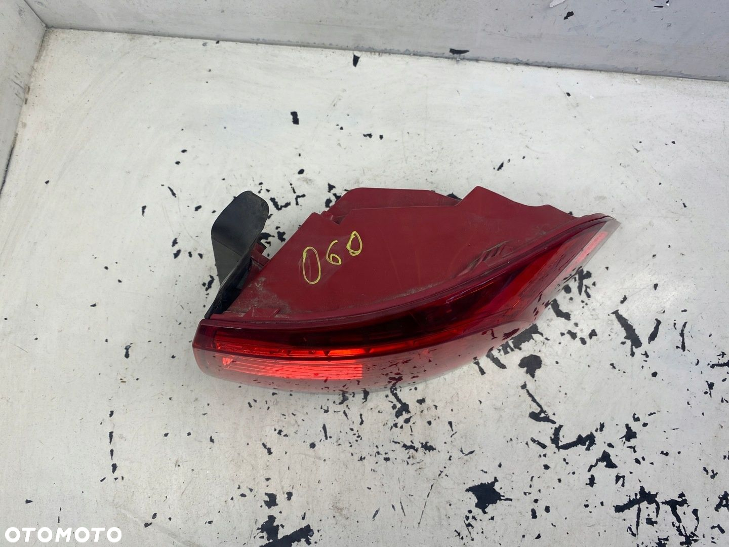 VW PASSAT B7 KOMBI LAMPA PRAWY TYŁ - 8