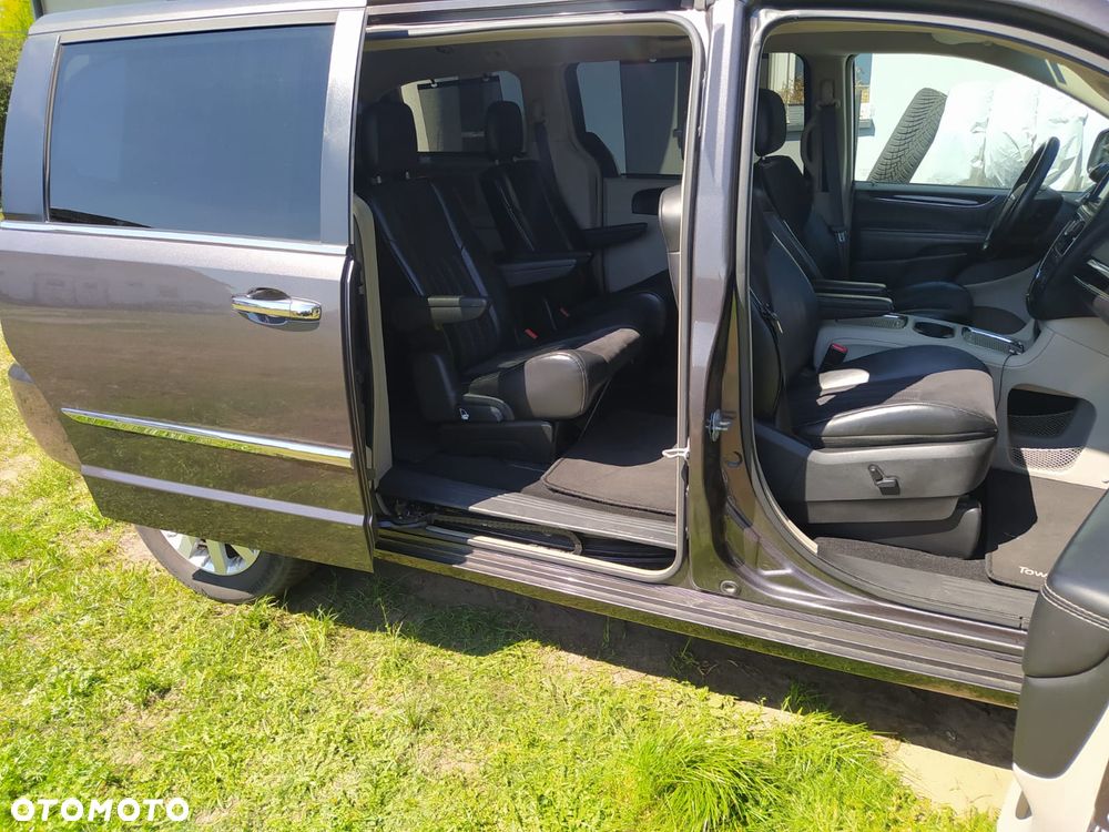 Chrysler Town & Country 3.6 Limited - 18
