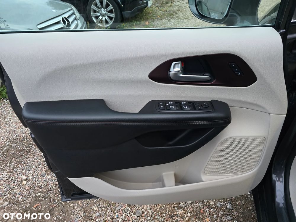 Chrysler Pacifica - 30