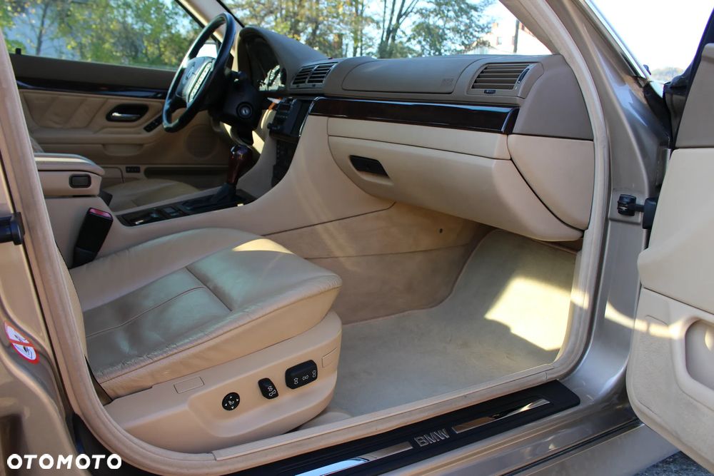 BMW Seria 7 740i - 8