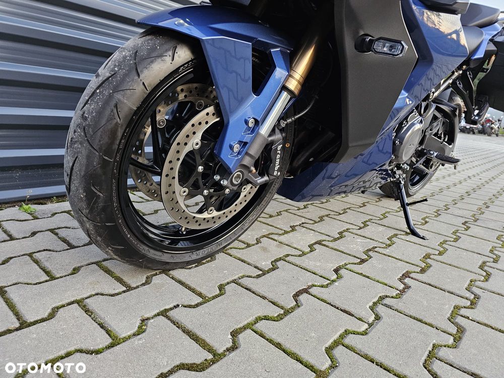 Suzuki GSX - 21