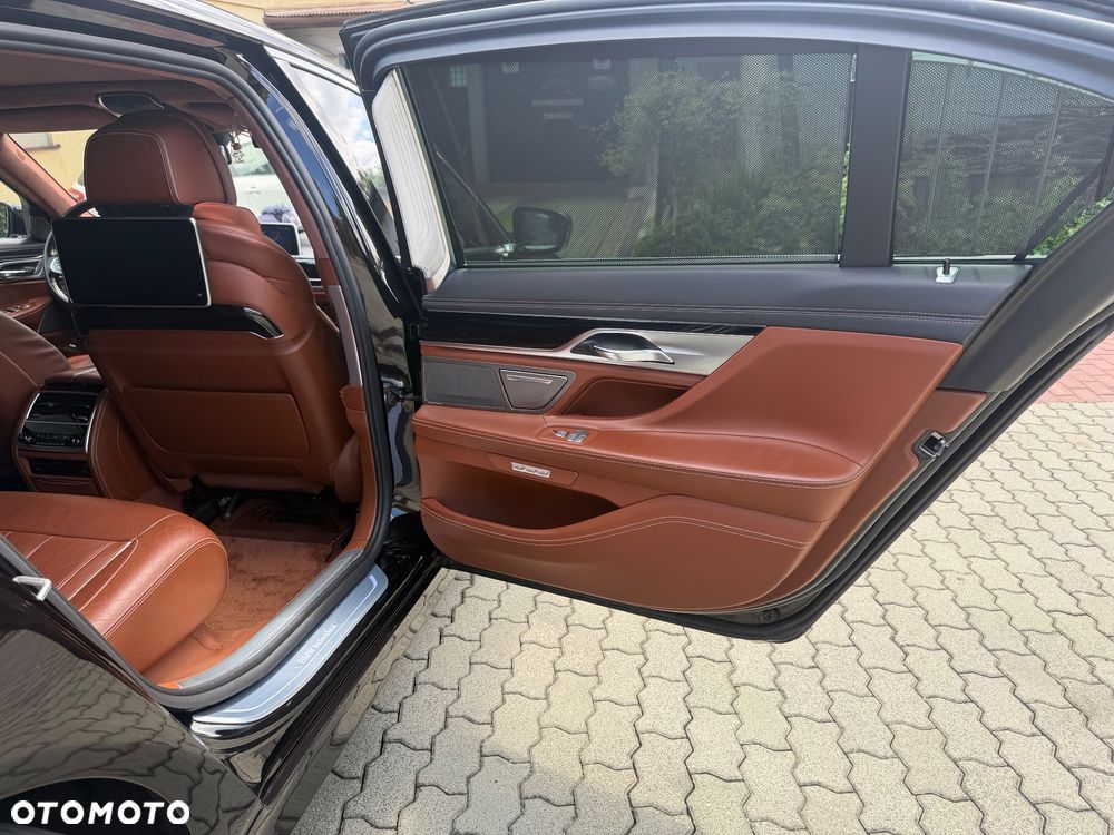BMW Seria 7 750Li xDrive - 26