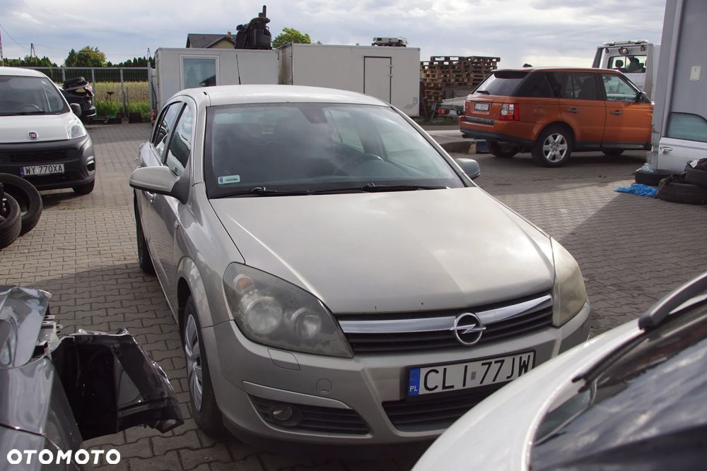 Auto na części - Opel Astra III H 1.6 105 KM Z16XEP F17 Z167 2004R Silnik Skrzynia Drzwi Maska Błotnik Zderzak Klapa Lampa Lusterko Klamka Szyba Deska Kokpit Sterownik Moduł Czujnik Licznik Wyświetlacz Panel Kierownica - 9