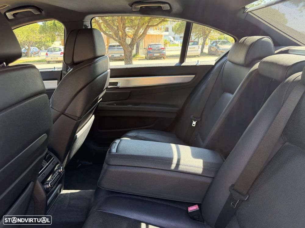 BMW 740 d Pack M - 23