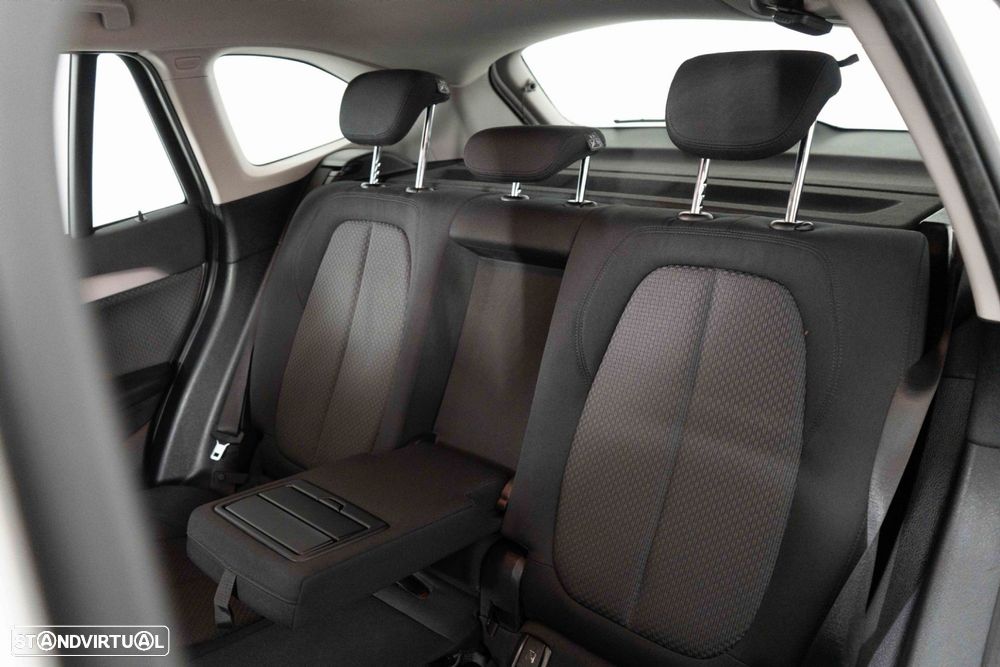 BMW X1 25 e xDrive Corporate Edition - 11