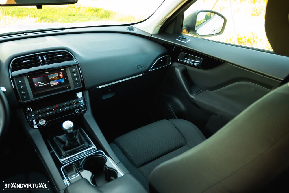 Jaguar F-Pace 2.0 i4D Pure - 24