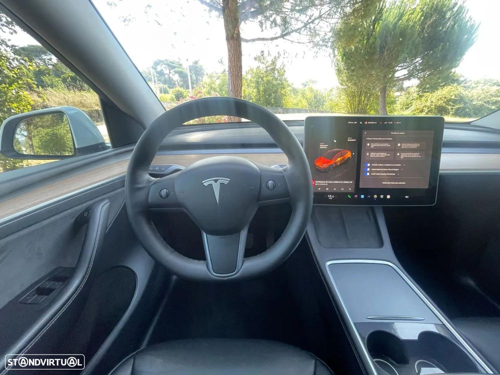 Tesla Model Y Long Range Dual Motor AWD — fotografia 17